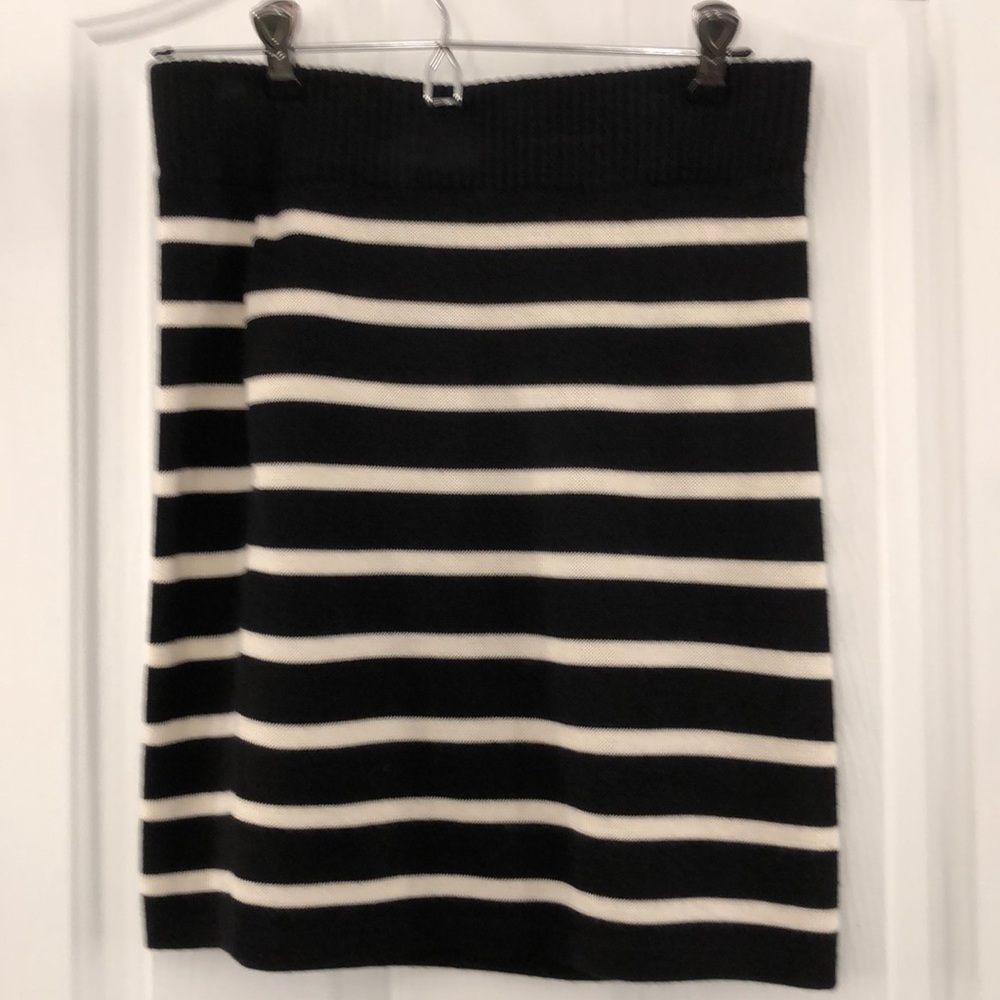 Knit stipe skirt.